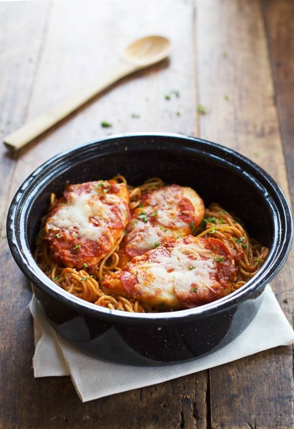 Chicken Pizzaiola in a black dish.